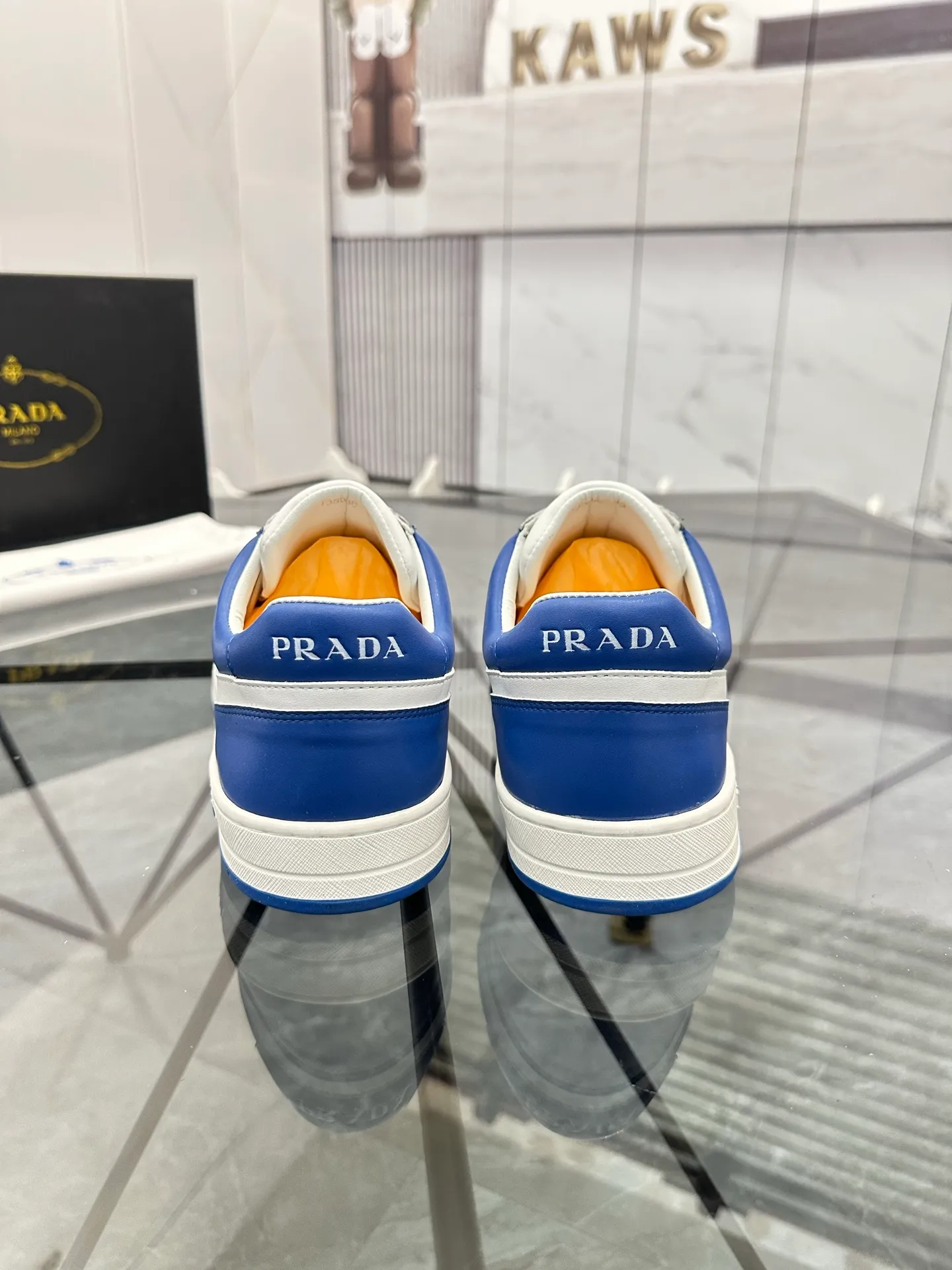 Men's shoes: 💰P400¥ Product trademark: Prada *"Prada*" low-top casual shoes Regular size: 38-44 (can be customized to 45) Product materials: imported cowhide upper, sheepskin lining, original outsole. Number: 020